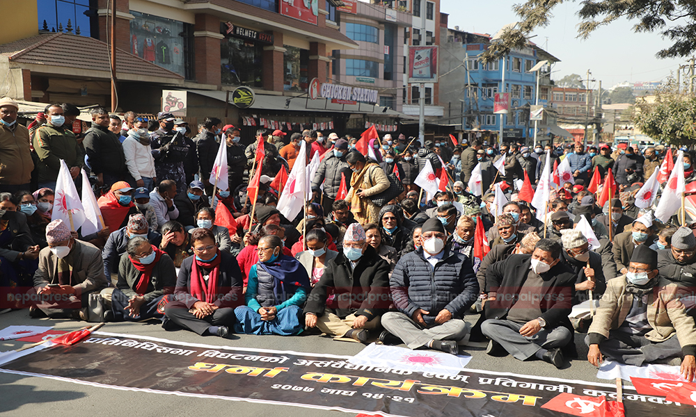 पूर्वनिर्धारित समयअघि नै प्रचण्ड-माधव पक्षले टुंग्यायो धर्ना कार्यक्रम