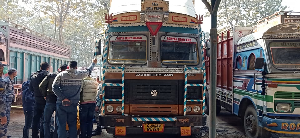 भन्सार कार्यालयभित्र रहेको भारतीय ट्रकमा कसरी आयो हतियार ?