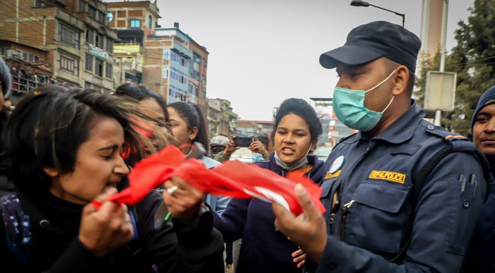 प्रचण्ड–नेपाल समर्थित विद्यार्थीको प्रदर्शनमा लाठीचार्ज (फोटो फिचर)