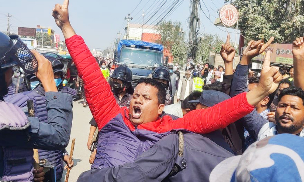 प्रधानमन्त्रीलाई प्रचण्ड-माधव पक्षले कालोझण्डा देखाउन खोज्दा प्रहरी हस्तक्षेप