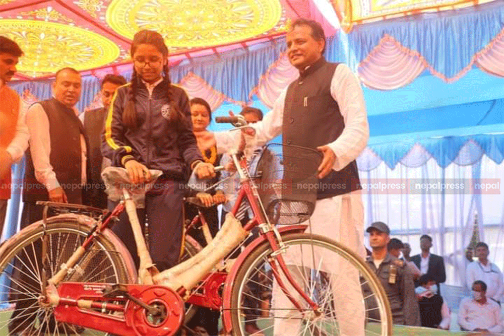 नारी दिवस: प्रदेश २ सरकारले दियो १५ सय छात्रालाई साइकल उपहार