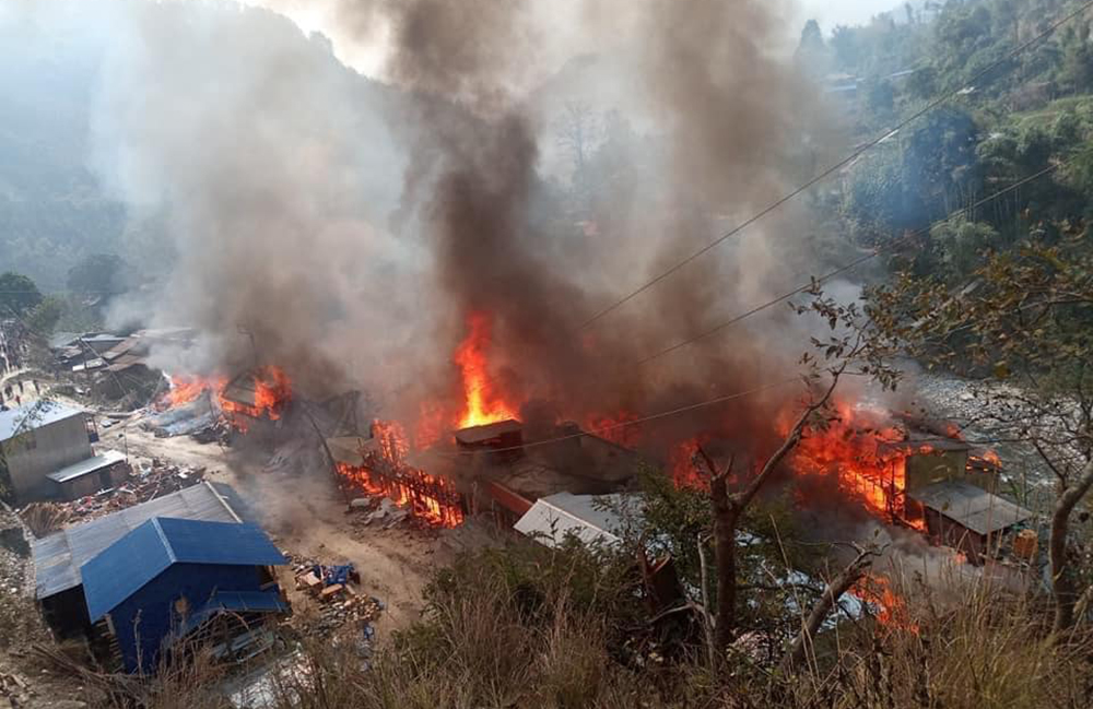 आगलागीबाट ताप्लेजुङ दोभान बजारका ४७ घर जले, आगो नियन्त्रणतर्फ