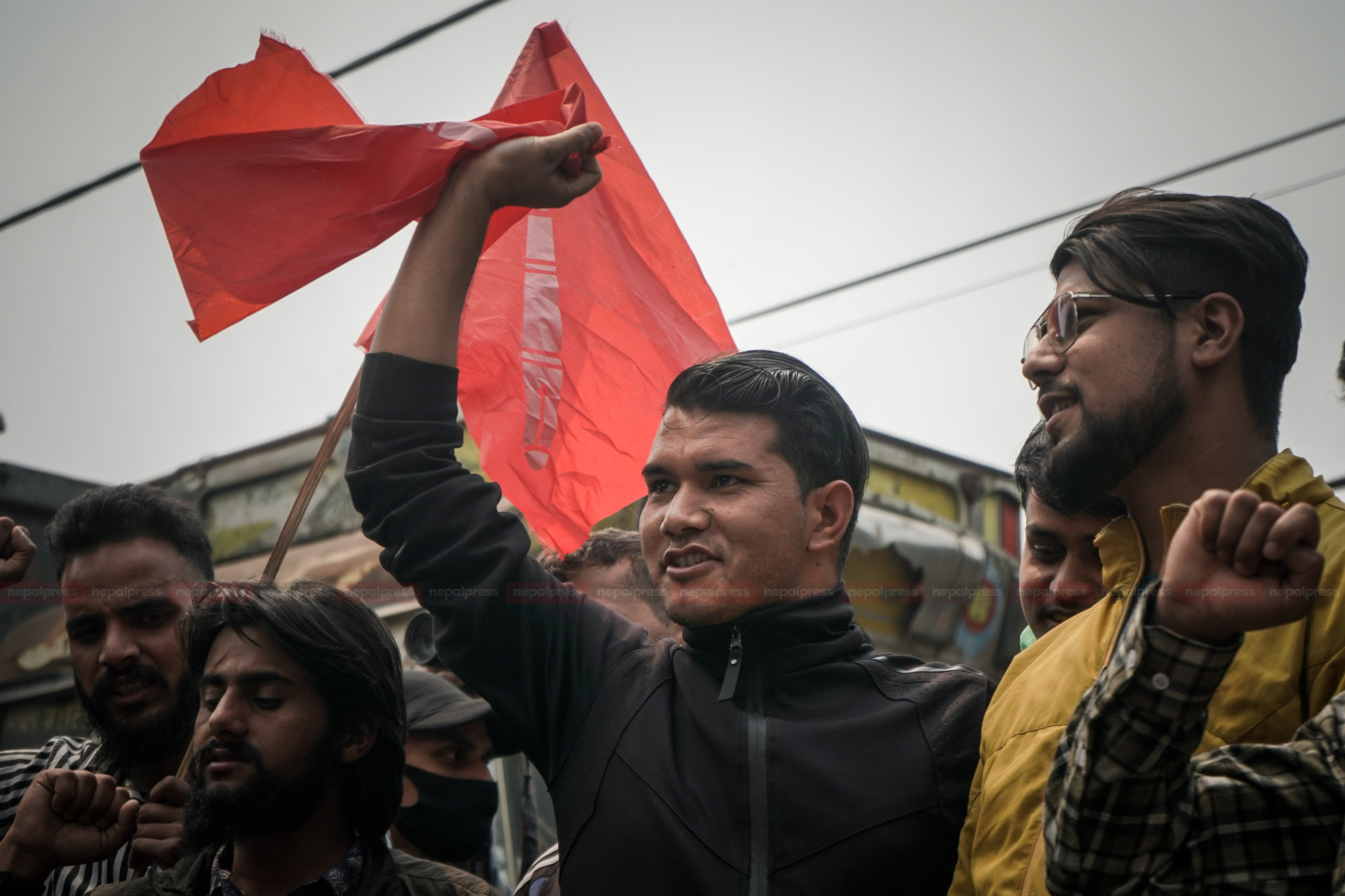 माधव नेपाल पक्षधर विद्यार्थीद्वारा आयल निगम घेराउ (तस्बिरहरू)