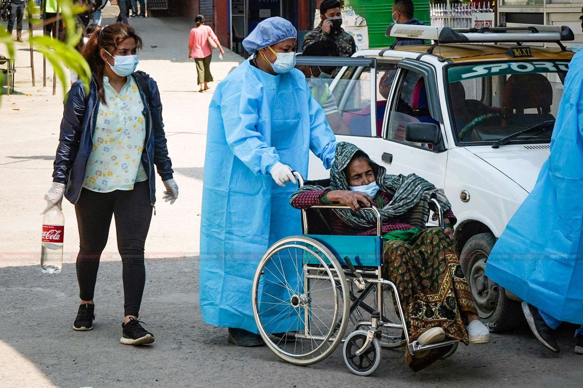 कोरोना संक्रमण बढ्न थालेसँगै काठमाडौंका अस्पतालहरु बिरामीले भरिभराउ