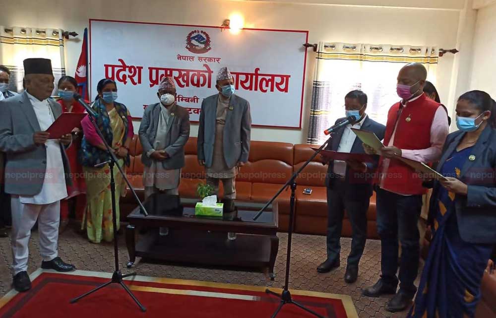 लुम्बिनी प्रदेश सरकारका नयाँ चार मन्त्रीले लिए सपथ