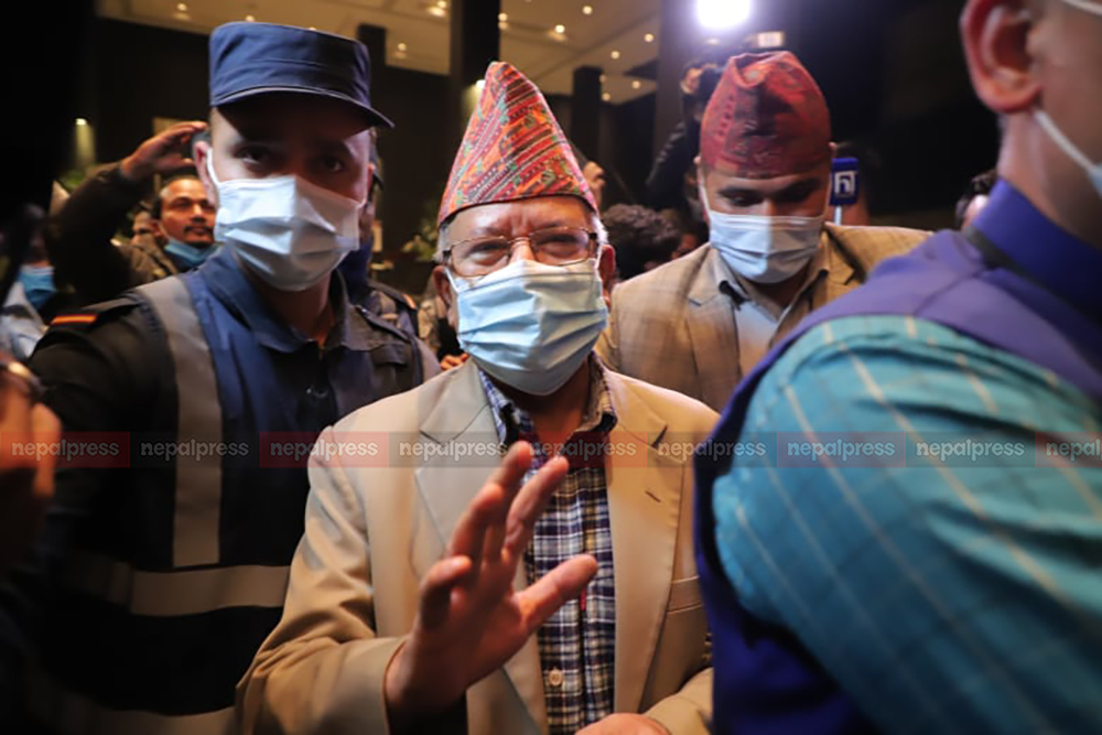 माधव नेपाल मेरियटभित्रै मोति दुगडसँग छलफलमा