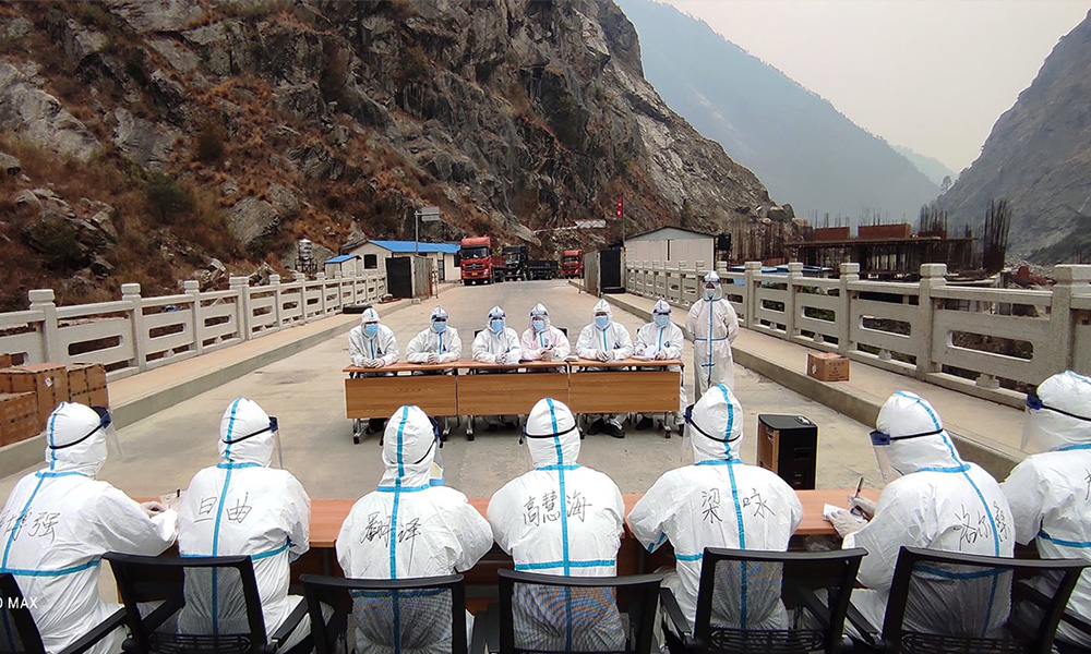 पीपीई लगाएरै नेपाल-चीन सीमा सुरक्षा अधिकारीले मितेरी पुलमा गरे वार्ता