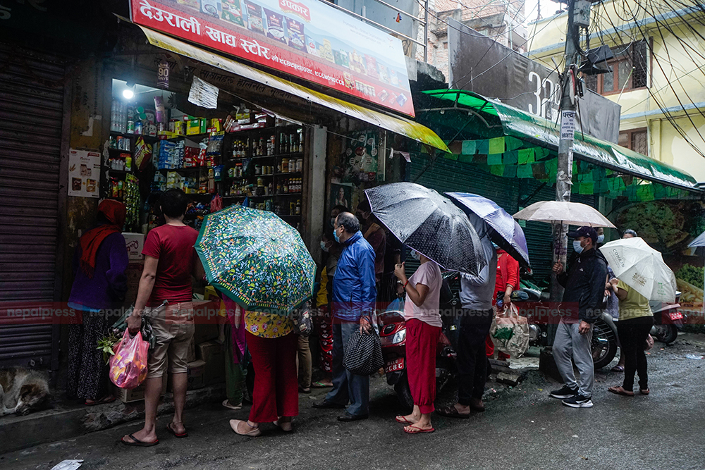 जोखिम बढाउने खाद्यान्न पसलको भीड (तस्बिरहरू)