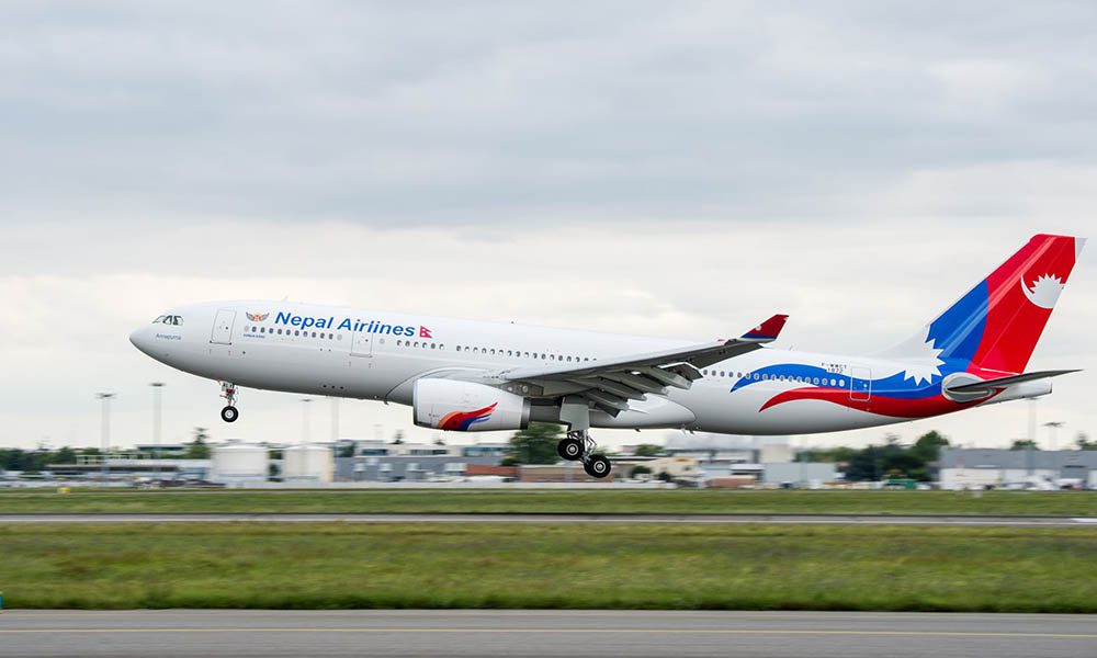 ५६० थान अक्सिजन सिलिन्डर ल्याउन नेपाल एयरलाइन्सको विमान ओमान उड्यो