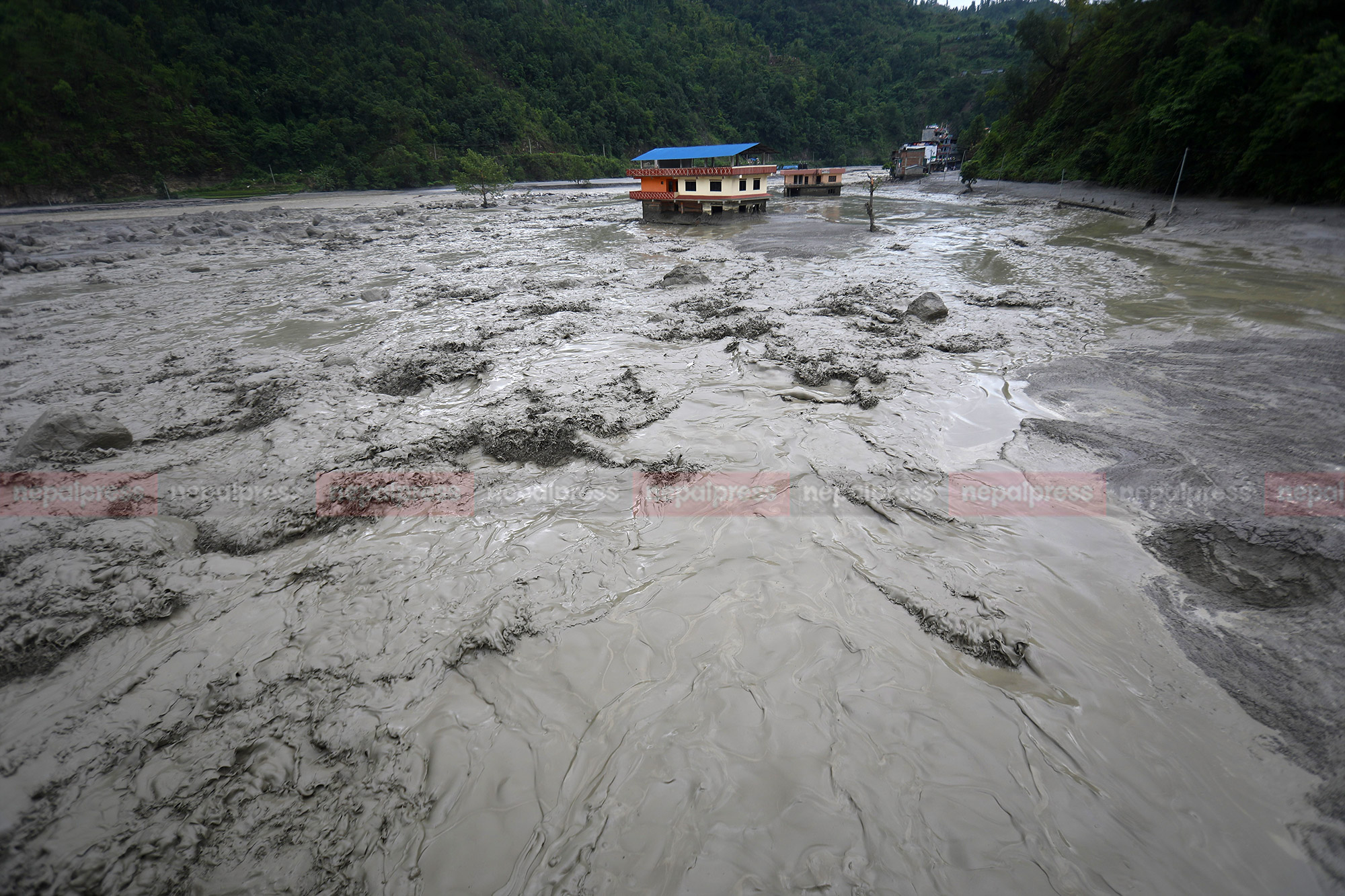 पोखरा महानगरले बाढी प्रभावित हेलम्बु र मेलम्चीलाई १०/१० लाख सहयोग गर्ने