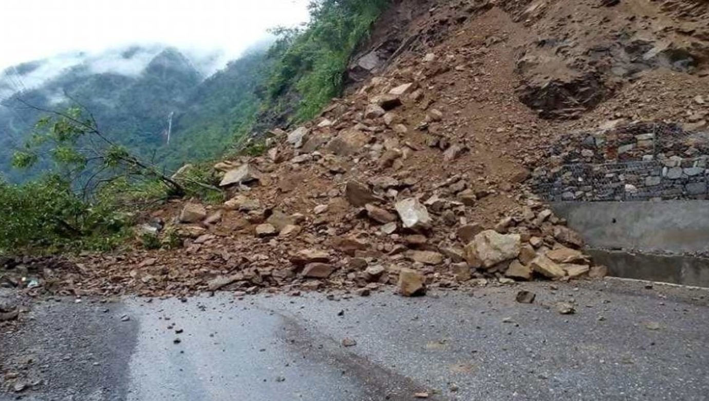 भीमदत्त राजमार्गमा पहिरो खस्दा सुदूरपश्चिमका सात जिल्लाको यातायात ठप्प