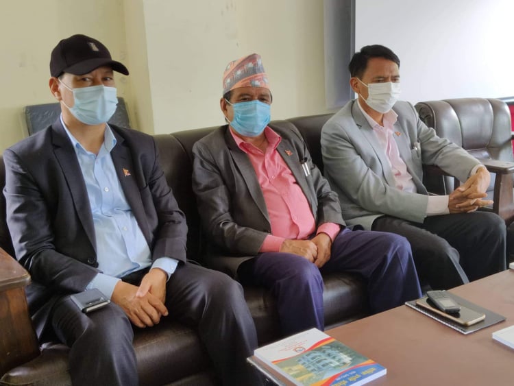 स्वास्थ्यमन्त्रीसँगै काठमाडौं महानगरपालिकाका मेयर पुगे बाढीग्रस्त क्षेत्र मेलम्चीमा, तीन पालिकालाई तीन करोड सहयोग हस्तान्तरण