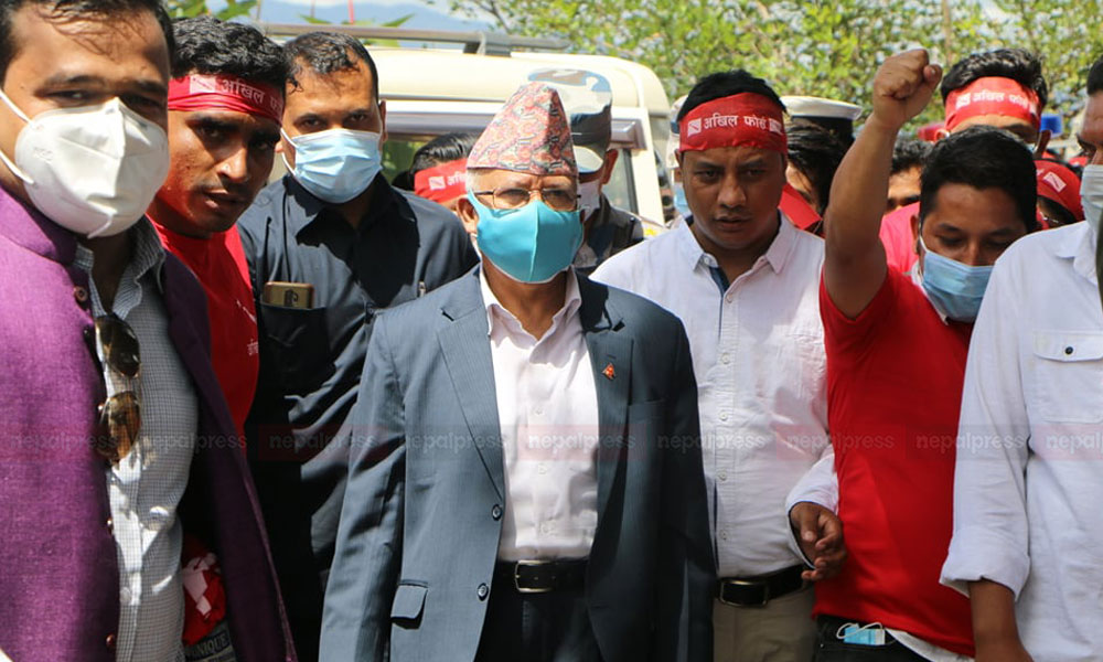 तस्वीरमा हेर्नूस माधव नेपाल पक्षीय अखिल फोर्सको र्‍याली र मार्चपास