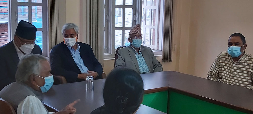 विपक्षी गठबन्धनको बैठक जारी, माधव नेपालसँगै रघुजी पन्त सहभागी