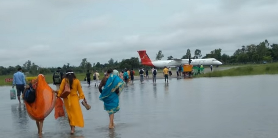 जनकपुर विमानस्थलको पार्किङ डुबानमा, जुत्ताचप्पल हातमा बोकेर विमान चढ्दै यात्रु