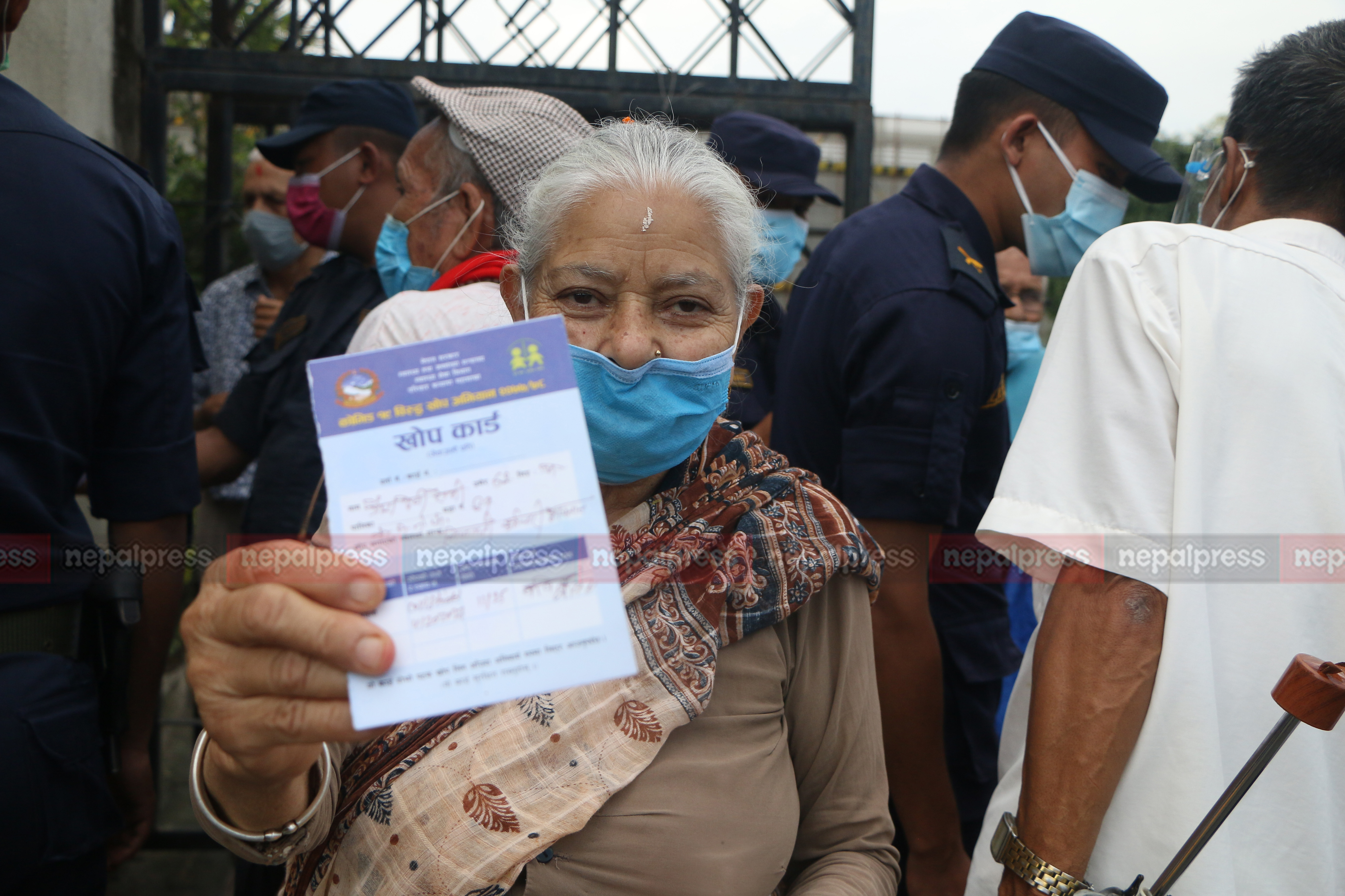 कोभिसिल्डको दोस्रो मात्रा लगाउन ज्येष्ठ नागरिकहरु लामबद्ध (तस्विरहरु)