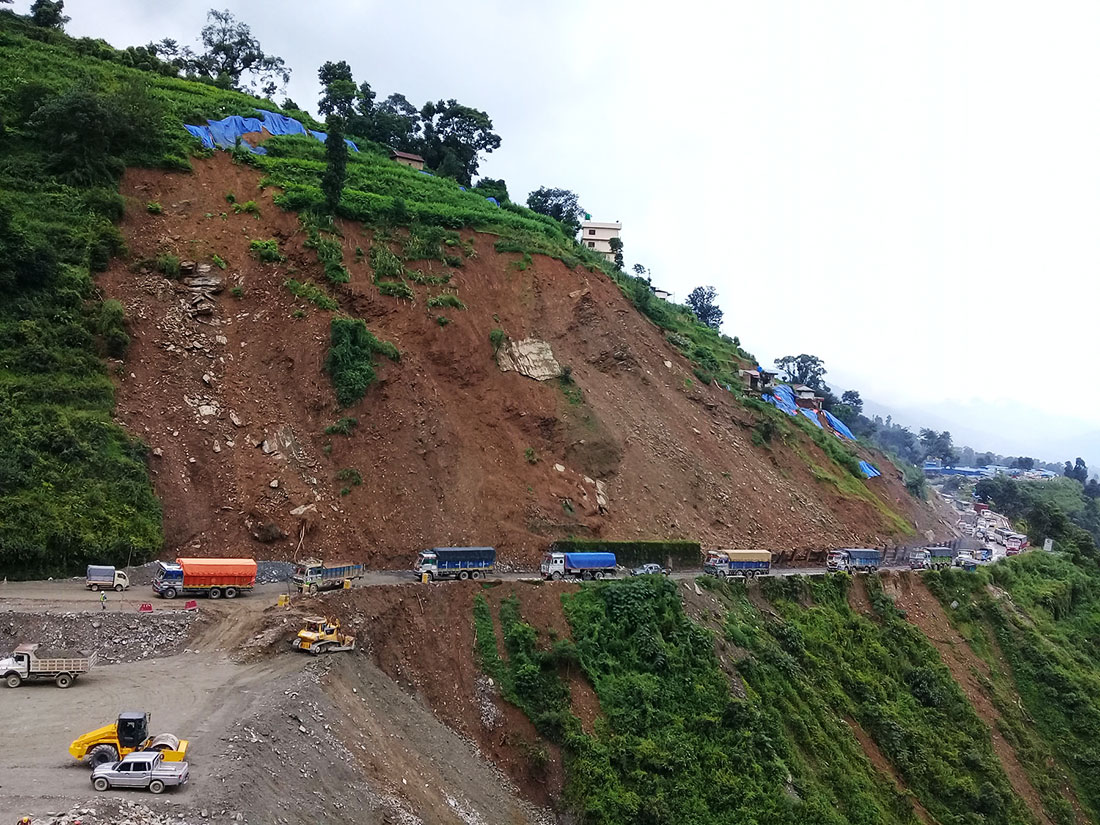 नागढुङ्गा सुरुङमार्ग व्यवस्थापन नहुँदा सडक जोखिममा