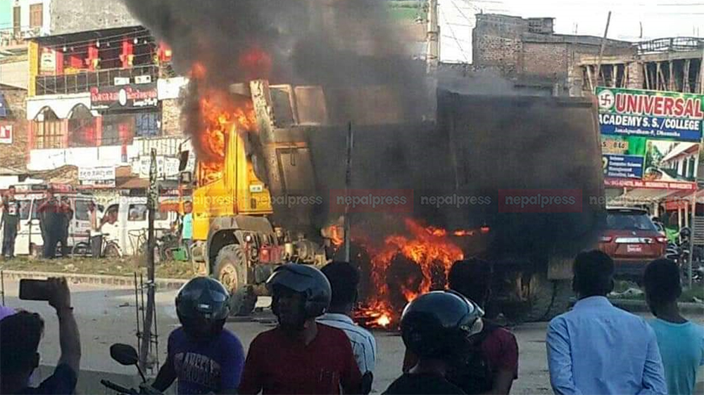 जनकपुरमा टिपरको ठक्करबाट पैदलयात्रीको मृत्यु, आक्रोशित स्थानीयबासीद्वारा प्रदर्शन