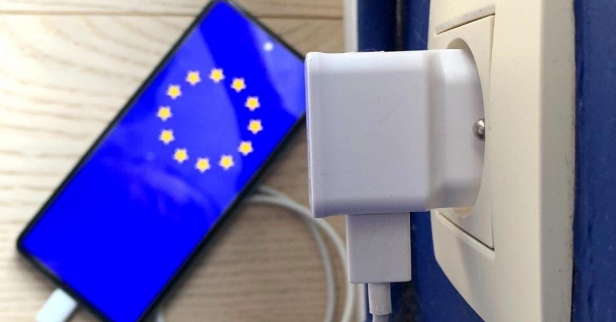 सवै स्मार्ट फोनको एउटै चार्जर बनाउन युरोपेली संघको दवाव