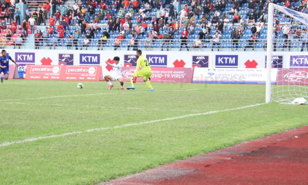 नेपाल-भारत फुटबल जारी, मनिषले स्वर्णिम अवसर गुमाए (तस्बिरहरू)