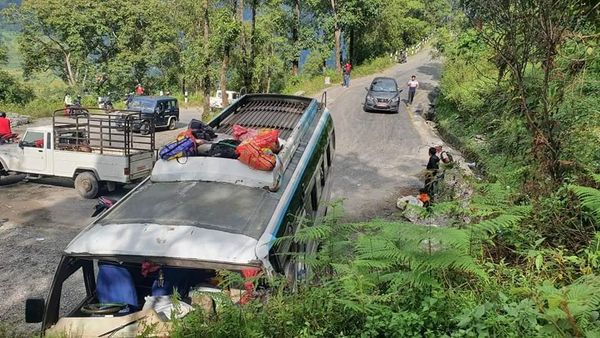 सिन्धुपाल्चोकबाट काठमाडौं आउँदै गरेको बस दुर्घटना, ३५ जना घाइते