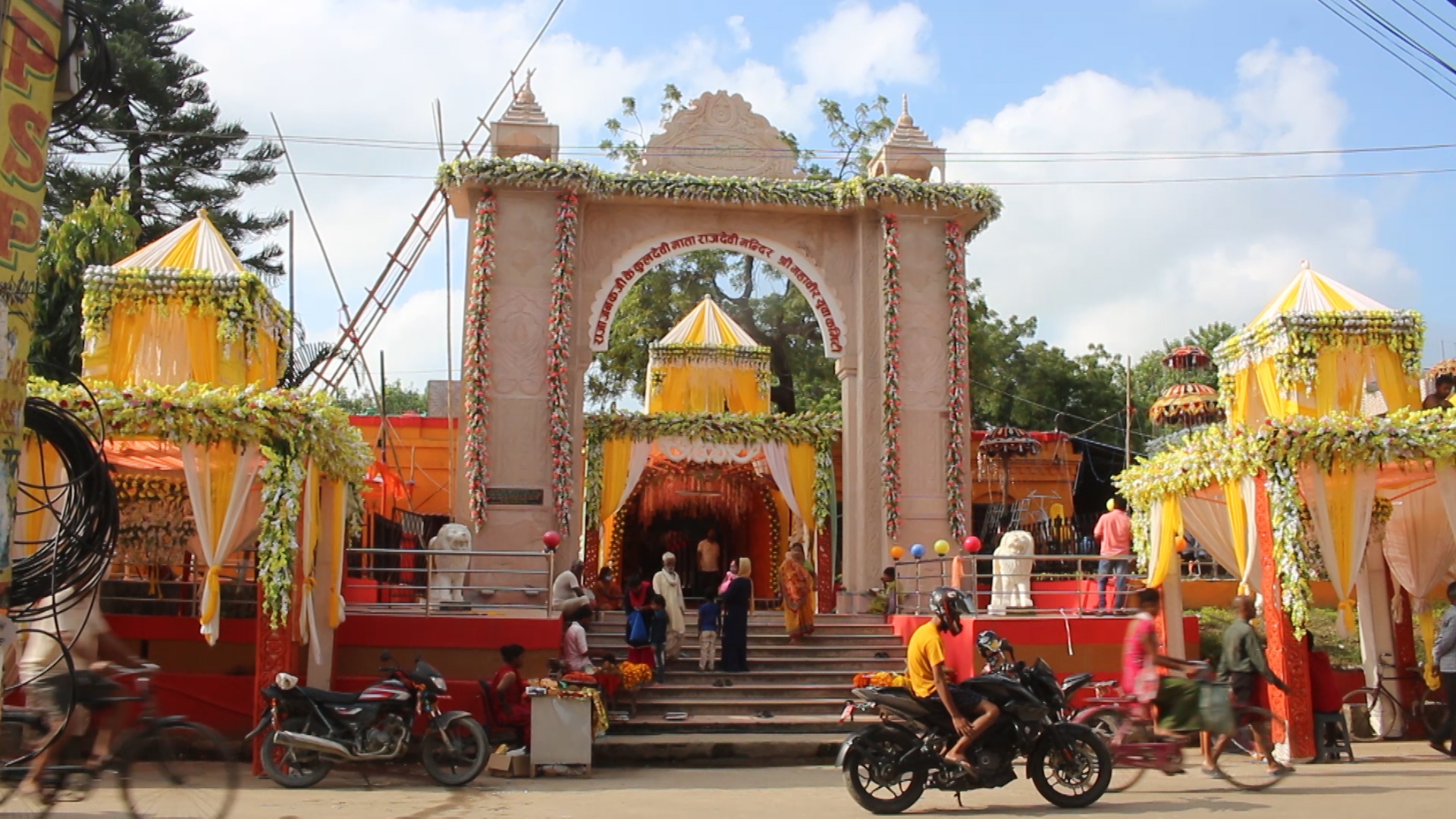 दशैँका लागि जुट्यो जनकपुर, महिलालाई राजदेवी मन्दिरमा पूजा गर्न वर्जित (भिडिओ)