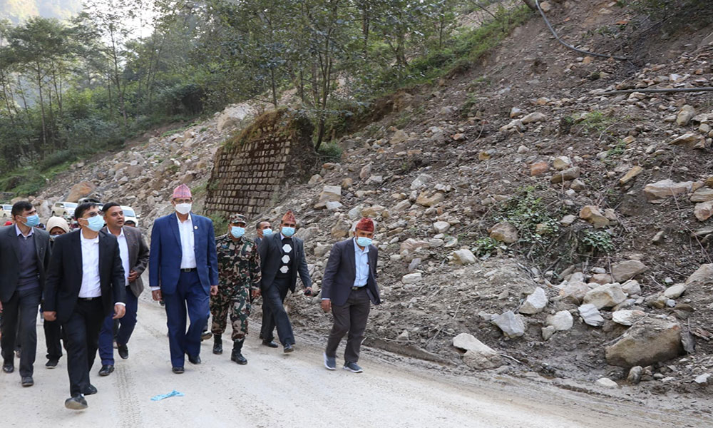 तातोपानी नाकाको अवलोकन गर्न पुगे सभामुख र अर्थमन्त्री (तस्बिरहरु)