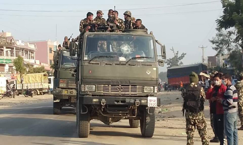 युवक हत्या प्रकरण: राजमार्ग फेरि अवरुद्ध, नेपाली सेनाको गाडीमा ढुङ्गा प्रहार