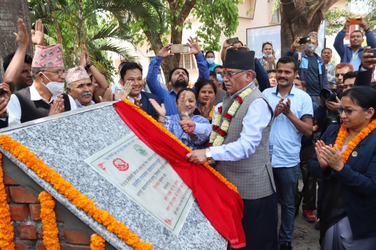 चुनावको मुखमा चितवनमा प्रचण्डको दौडधुप, शिलान्यासदेखि लालपुर्जा वितरणमा व्यस्त