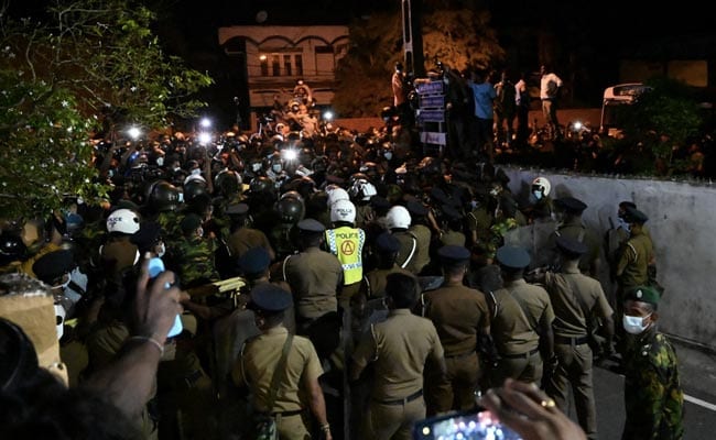 श्रीलंकामा हिंसात्मक झडप, राजापाक्षे परिवारको घरमा आगजनी