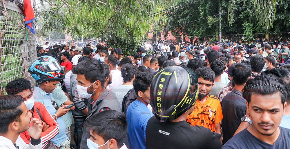 काठमाडौंको मतगणनास्थल बाहिर समर्थकको भीड, बालेनको पक्षमा नारा (तस्बिरहरु)