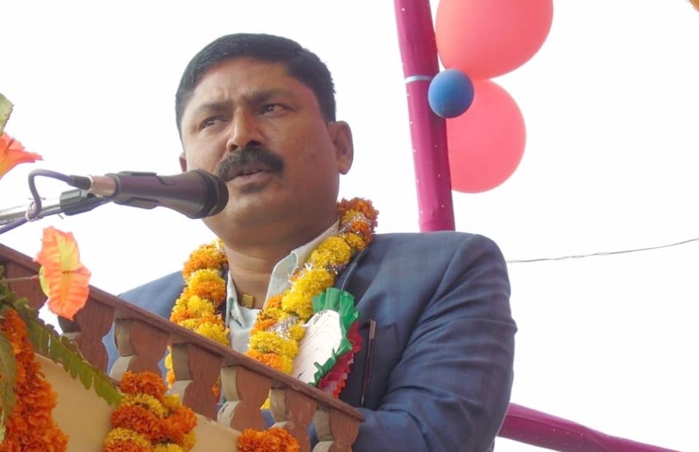 गौरका निवर्तमान मेयर एमाले प्रवेश गर्दै, माधव नेपालसँग संसदीय चुनाव लड्ने