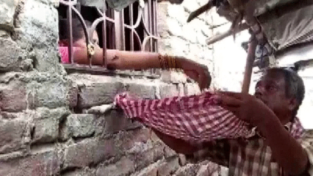 भारतमा अस्पातलले दिएन छोराको शव, शव बुझ्ने पैसाको लागि भिख माग्दै बा-आमा