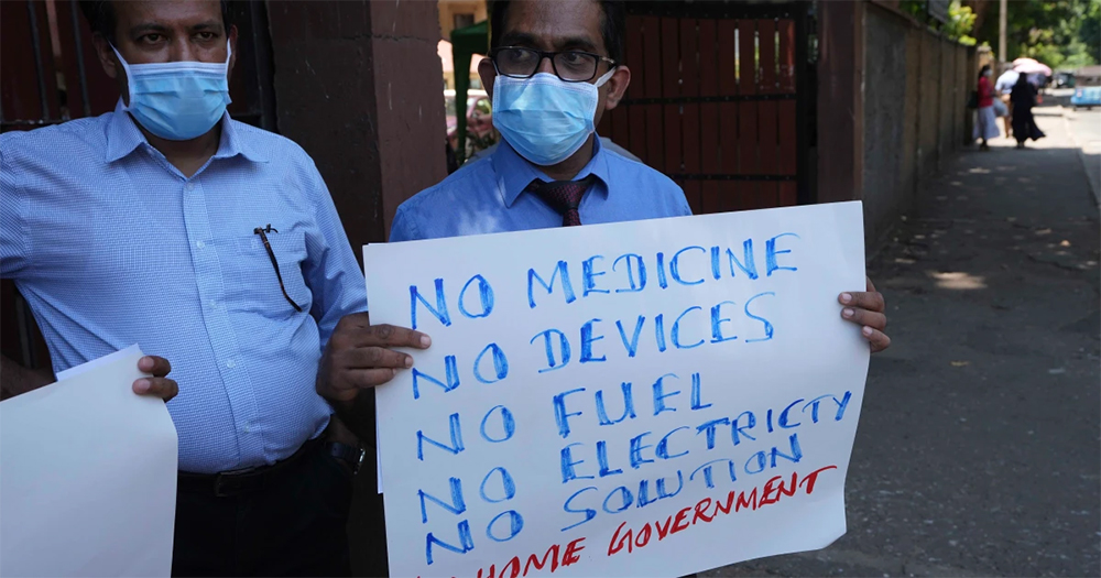 श्रीलंकामा औषधिको मूल्य आकासियो, झन् बढ्दै अभाव
