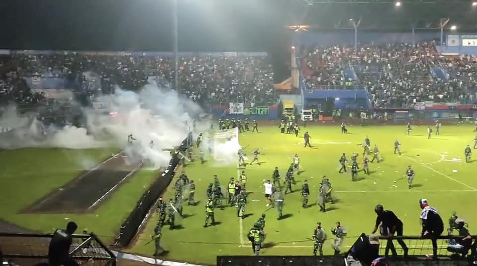 इन्डोनेसियामा फुटबल खेलकाे क्रममा भागदौड मच्चिँदा १२७ भन्दा बढीको मृत्यु