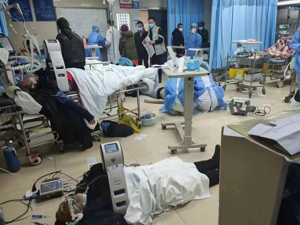 चीनमा कोरोना : थकित डाक्टर अस्पतालमै बेहोस, चाप बढेपछि भुईँमै लम्पसार बिरामी (भिडिओ)