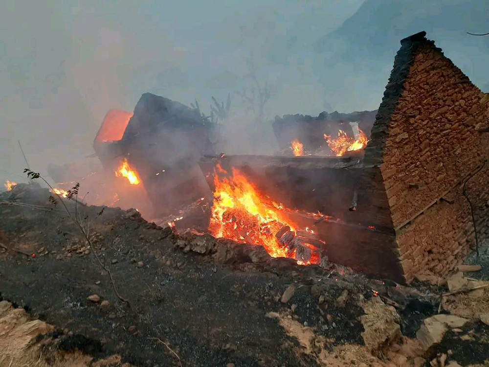 लुम्बिनीका ४ जिल्लामा हावाहुरीले जंगलको डढेलो गाउँमा, ७० भन्दा धेरै घरगोठ जले
