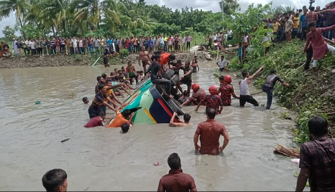 बङ्गलादेशमा बस दुर्घटना : १७ यात्रुको मृत्यु