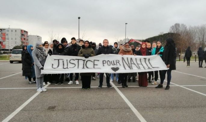 फ्रान्समा प्रहरीको गोलीले मारिएका किशोरको अन्तिम संस्कारमा सयौं युवा सहभागी