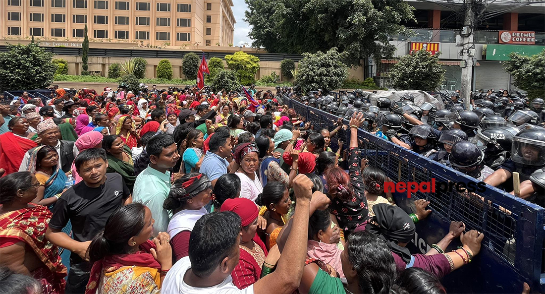 संसद भवन घेर्न पुगेका लघुवित्तपीडितको प्रहरीसँग घम्साघम्सी (तस्बिरहरू)