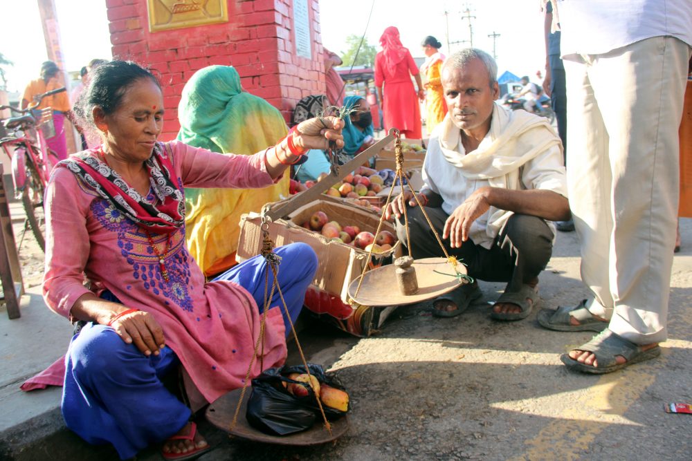नेपालगञ्जमा स्याउ बिक्री गर्दै जुम्लाका व्यापारी महिला