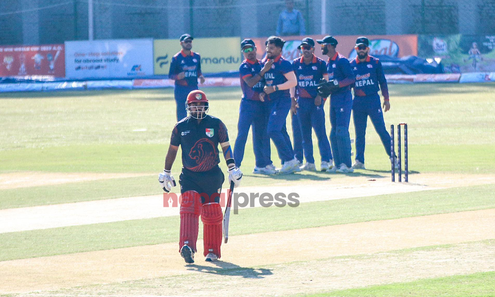 आईसीसी टी-२० को पहिलो खेलमा बलिङ गर्दै नेपाल, करणले दोस्रो बलमै लिए विकेट