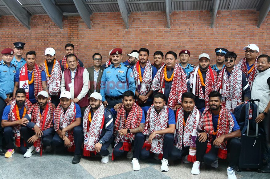 ‘हारेर पनि जितेको’ नेपाल क्रिकेट टीम स्वदेश फर्कियो, प्रहरीको बाजागाजासहित स्वागत (तस्बिरहरू)