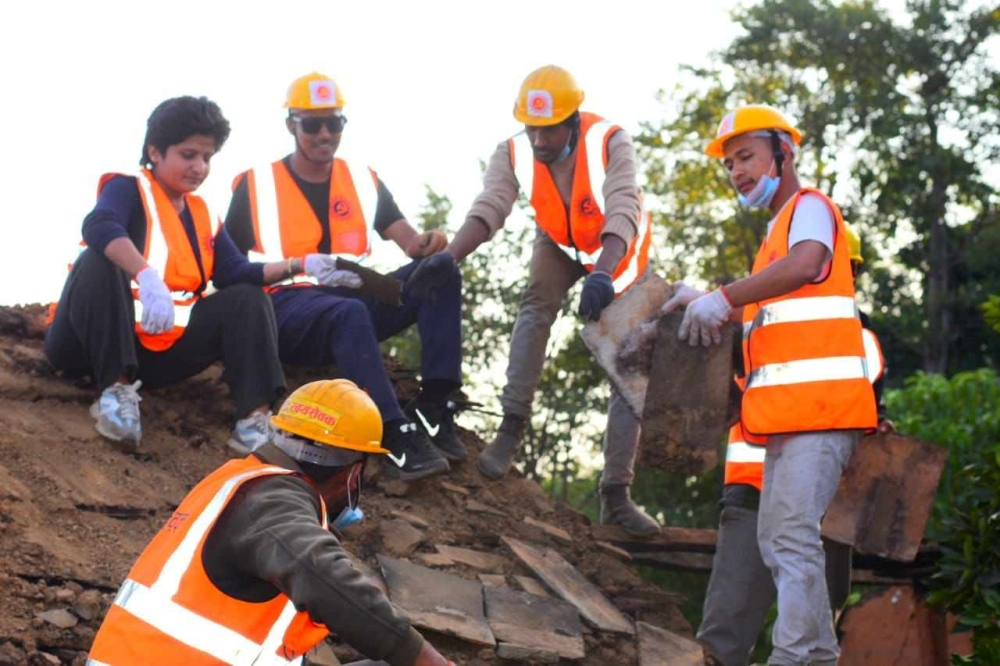८ दिनदेखि भूकम्प प्रभावित क्षेत्रमा एमालेका स्वयंसेवक समूह, करिब ५ सय अस्थायी आवास निर्माण