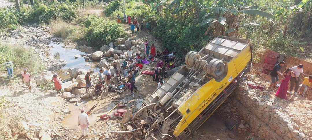 स्कुल बस दुर्घटना अपडेट: दुई विद्यार्थीसहित ३ जनाको मृत्यु, ३९ घाइते
