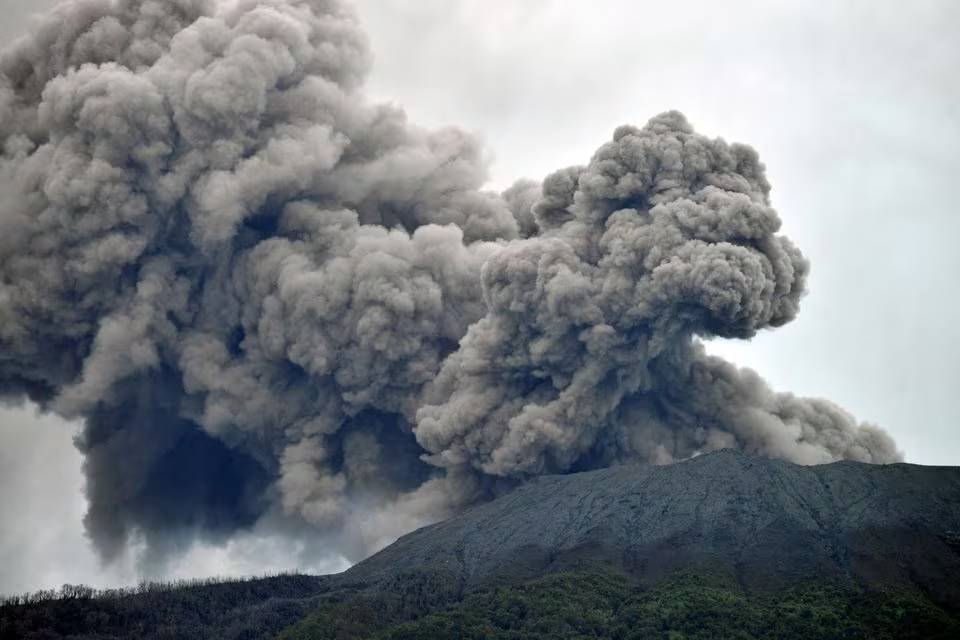 इण्डोनेसियामा ज्वालामुखी विस्फोट हुँदा ११ पर्वतारोहीको मृत्यु
