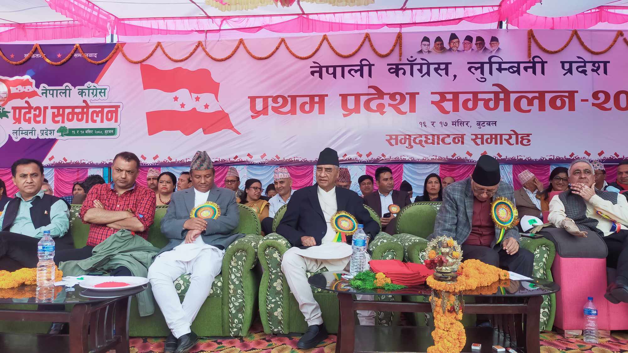 कांग्रेस लुम्बिनीको प्रदेश सम्मेलनमा इतर समूहका नेताहरू खनिए संस्थापन पक्षसँग