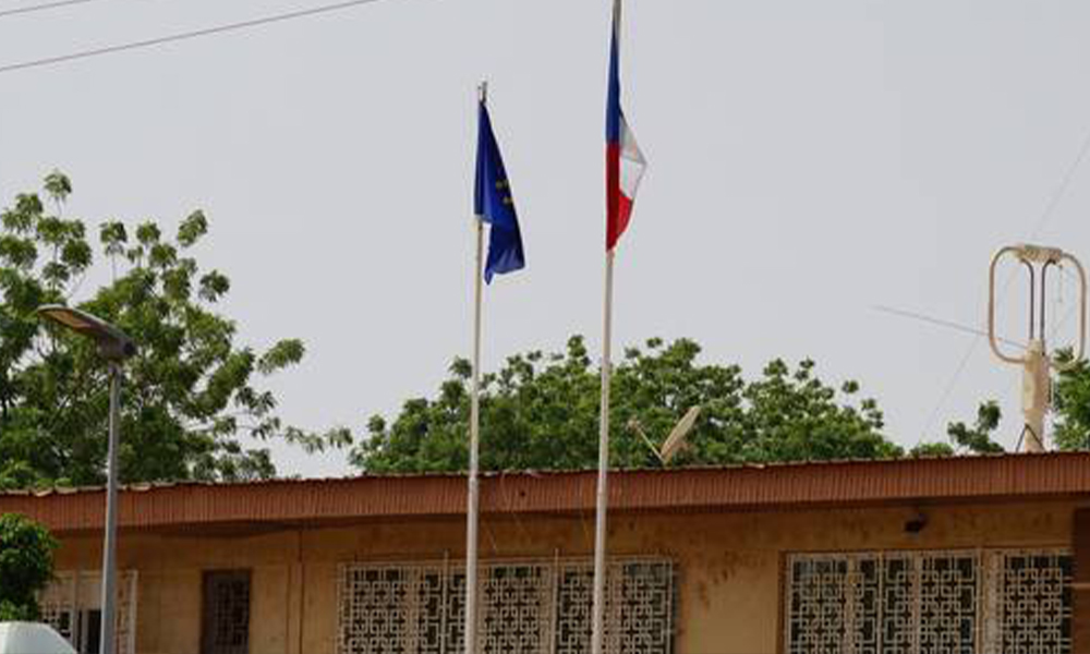 सैन्य कू भएको निजेरमा लामो दबाबपछि फ्रान्सले बन्द गर्‍यो दूतावास