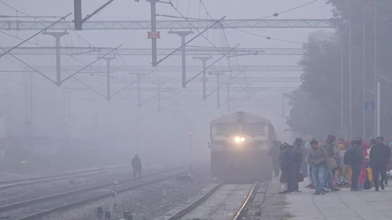 दिल्लीमा कुहिरोका कारण हवाई तथा रेल सेवा प्रभावित