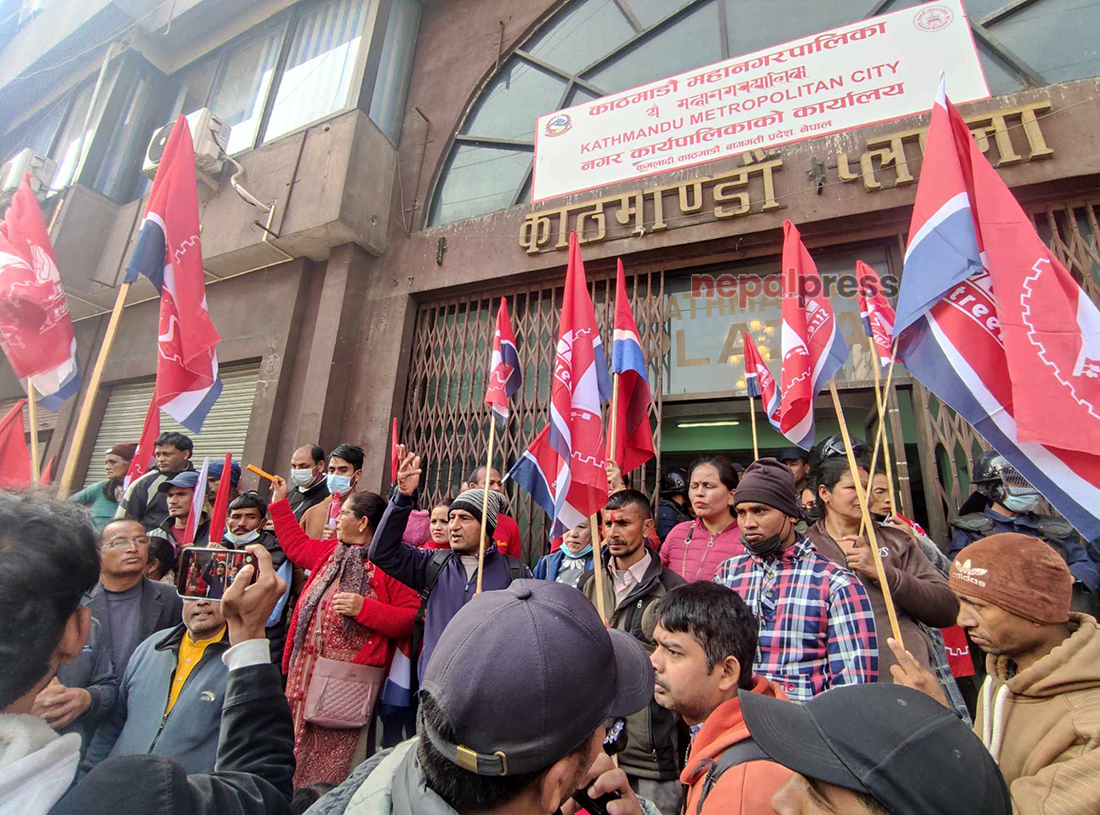काठमाडौं महानगरअगाडि फुटपाथ व्यवसायीको विरोध प्रदर्शन (तस्बिरहरू/भिडिओ)
